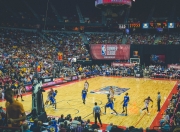 开云官网-莫兰特扛起全队，雄鹿力克鹈鹕背后的孤胆英雄与团队博弈